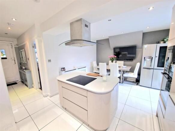 L-SHAPED KITCHEN/DINER: