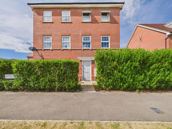 4 bed semi-detached house to rent Forest Road, Wo