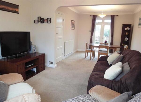 LIVING/DINING ROOM: