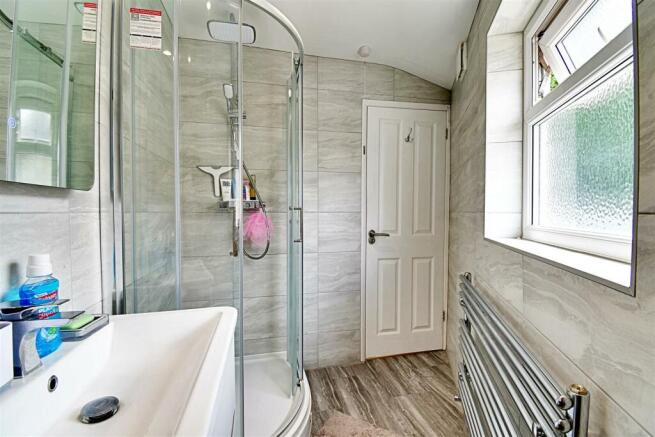 Ensuite 2.jpg