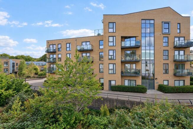 2-bed flat on The Embankment, Nash Mills Wharf, HP3, £275,000