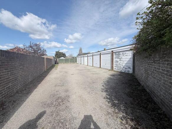 Lychpole Walk, Worthing, West Sussex, BN12 photo 4