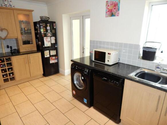 KITCHEN/DINING ROOM