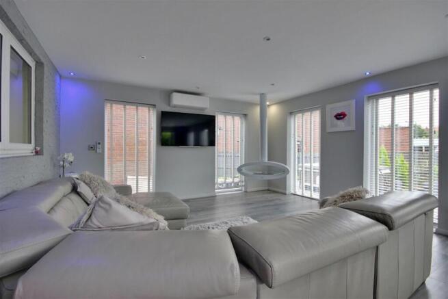 7 bed Detached for sale Image 11