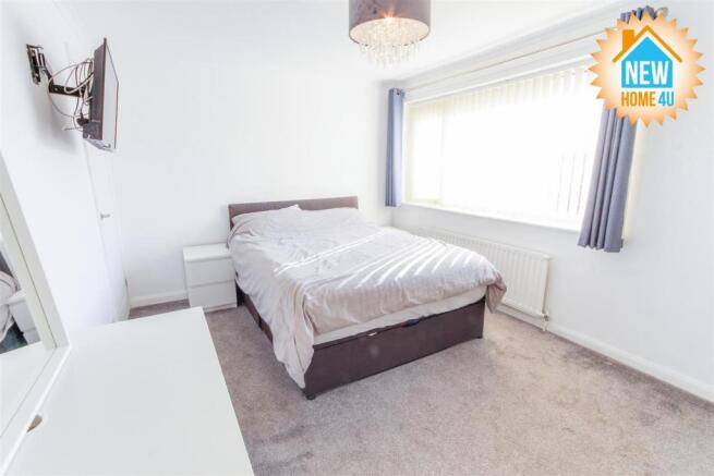 MAIN BEDROOM: