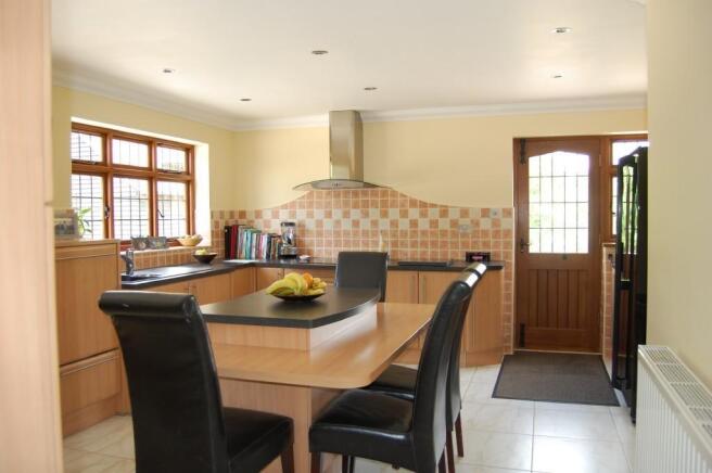 KITCHEN/BREAKFAST