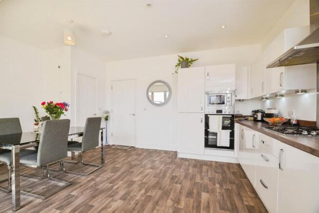 4 bed Town House for sale Image 6