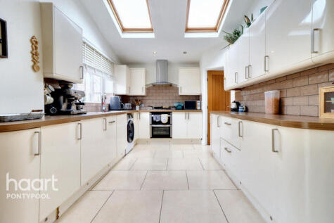 Manor Road, Pontypool