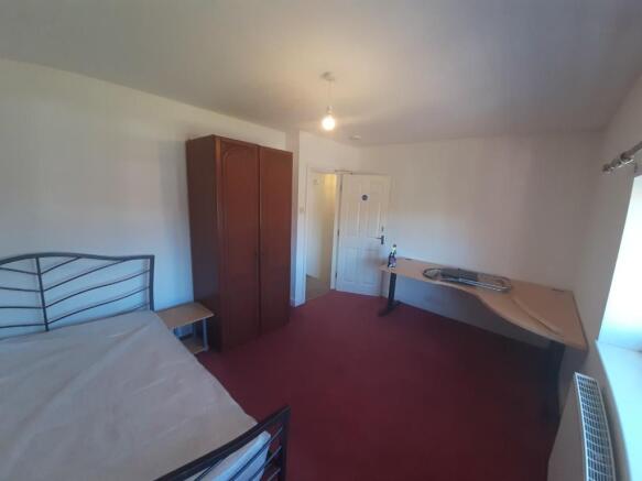 5 bed Semi-Detached to rent Image 9