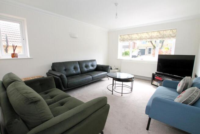 3 bed Semi-Detached Bungalow to rent Image 4
