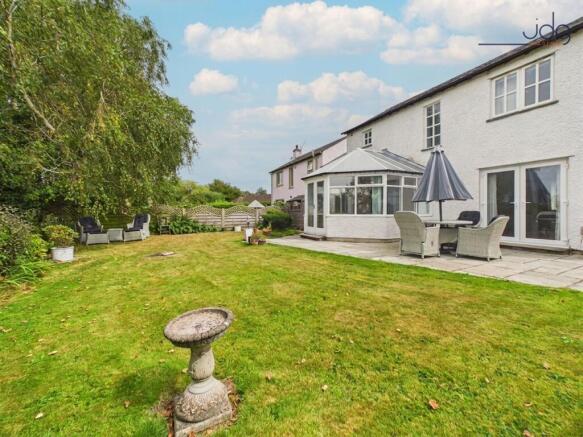 Mature North-West Facing Garden