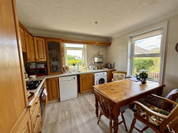 Kitchen/Dining Room:
