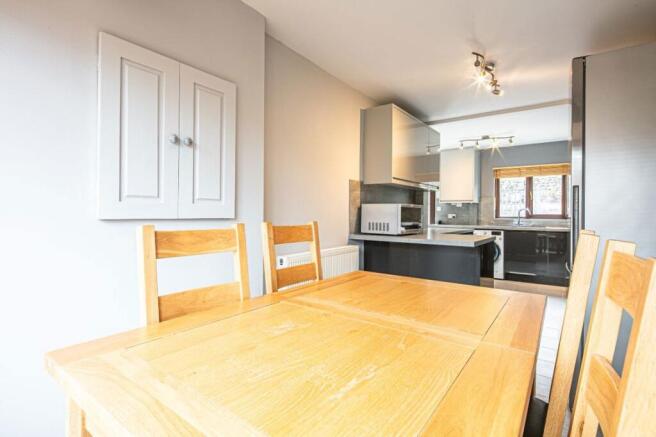 4 bed Semi-Detached to rent Image 4
