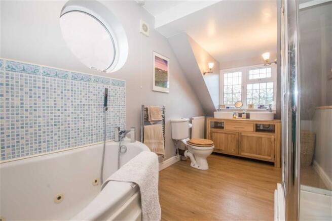 EN-SUITE BATHROOM