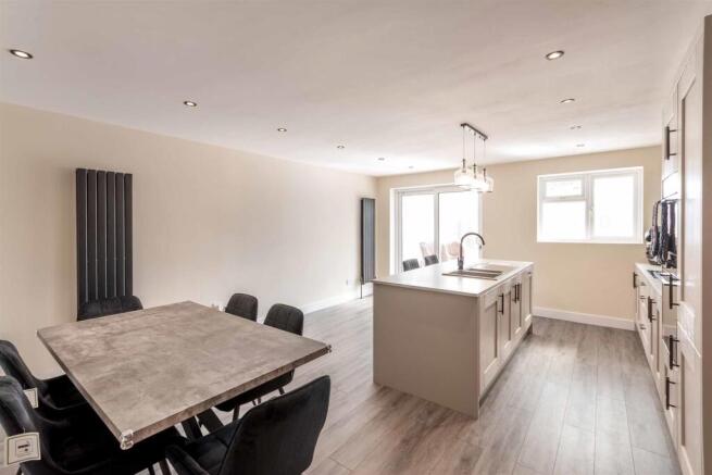 4 bed Detached for sale Image 3