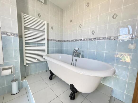 G Capel main bathroom batj.jpg