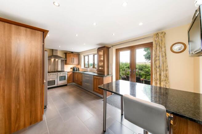 5 bed Detached for sale Image 11