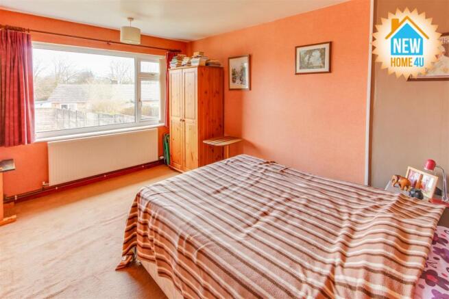 MAIN BEDROOM: