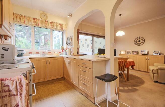 KITCHEN/DINING ROOM