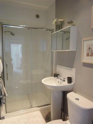 SHOWER ROOM: