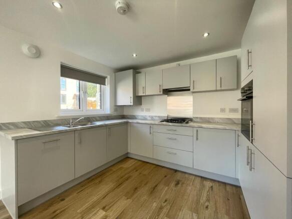 3 bed Semi-Detached to rent Image 11