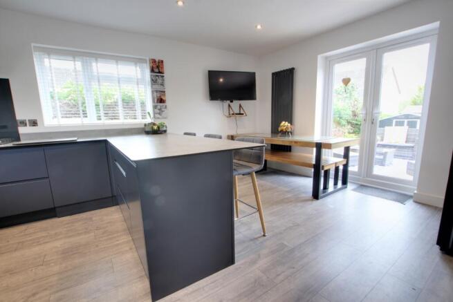KITCHEN/DINING ROOM