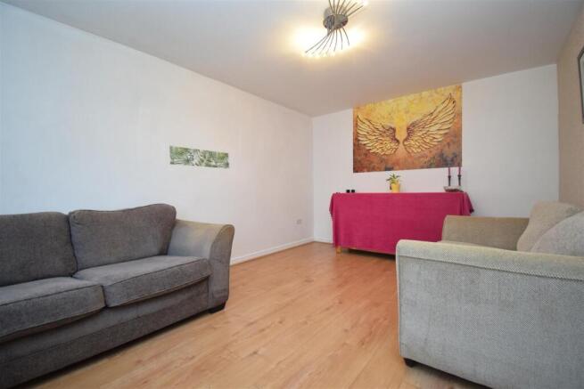 5 bed Detached to rent Image 8