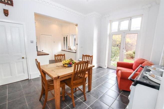OPEN PLAN "L" SHAPED FITTED KITCHEN / DINER