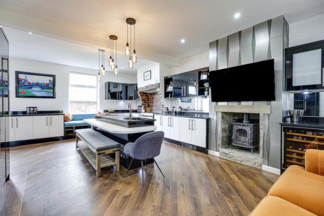 4 bed Detached for sale Image 6