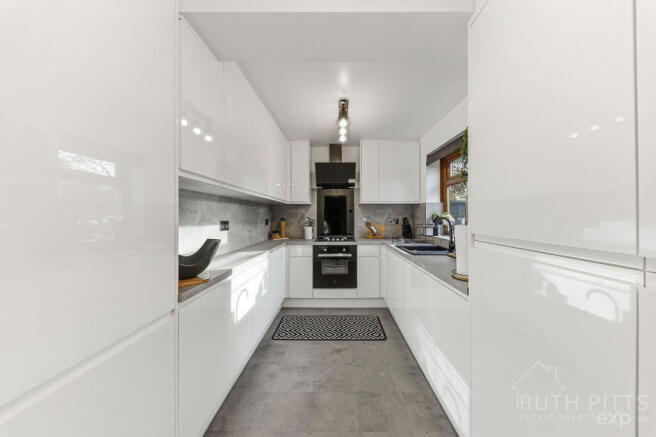 4 bed Semi-Detached for sale Image 9