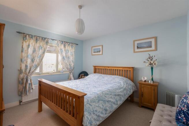 4 bed House for sale Image 12