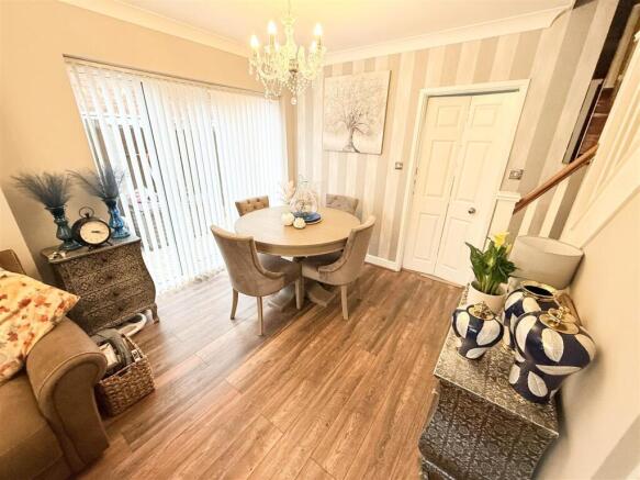 OPEN PLAN LOUNGE/DINING ROOM