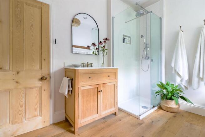 BATH/SHOWER ROOM pic 3