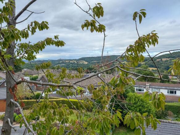 4 bed Detached for sale Image 9