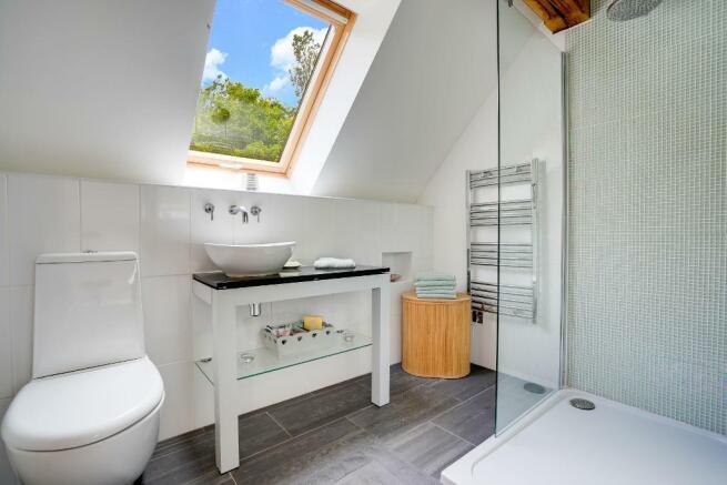 En suite shower (Bedroom 2)