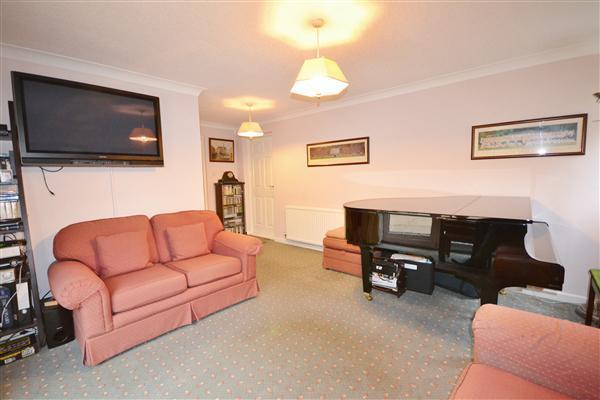 SECOND LOUNGE/FAMILY