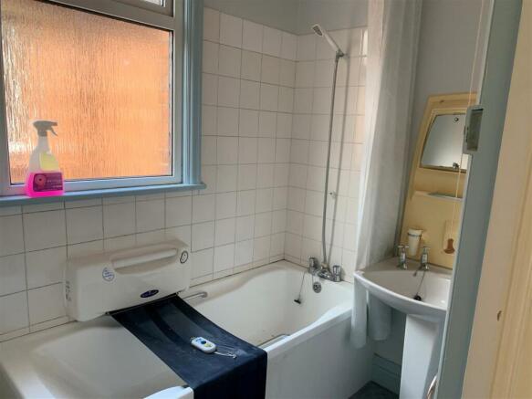 Bathroom..jpg