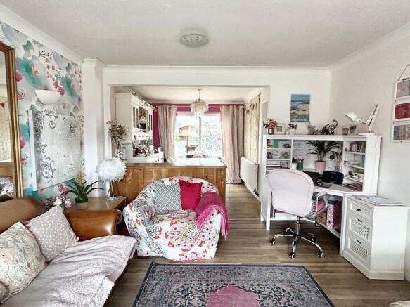 LOUNGE/DINING ROOM