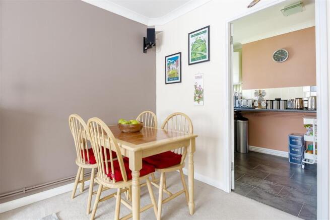 flat-Frobisher-Court-station-approach-cheam-107.jp