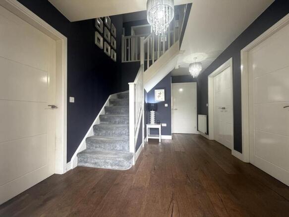 5 bed Detached for sale Image 4