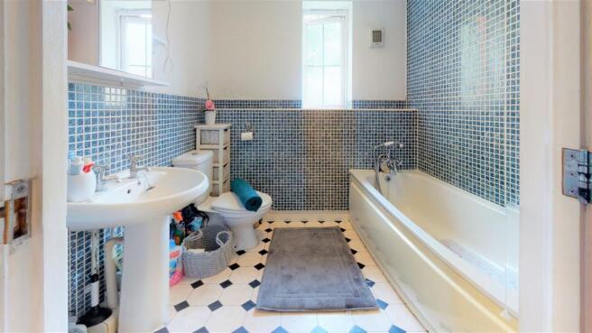 Heol-Tre-Forys-Bathroom (2).jpg