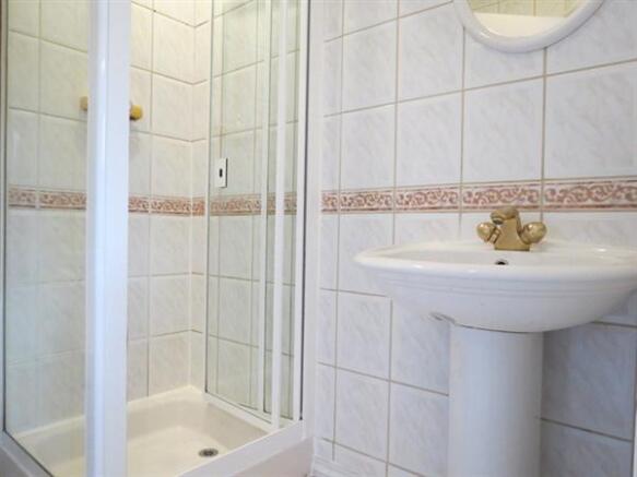 EN-SUITE SHOWER ROOM