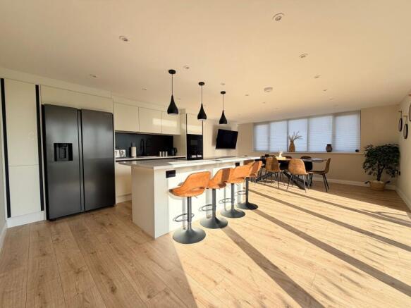 4 bed Semi-Detached for sale Image 4