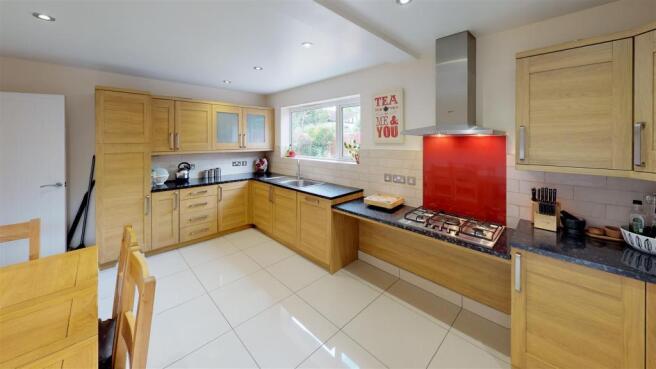 Box-Close-Whitnash-Kitchen.jpg