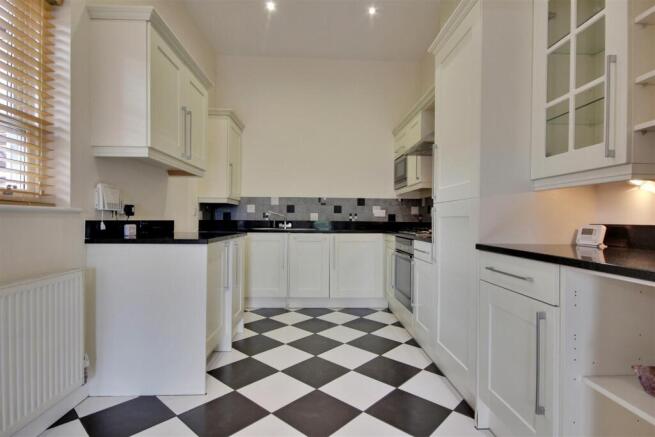 2 bed Flat for sale Image 4