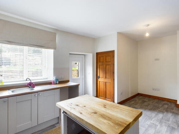 3 bed Semi-Detached to rent Image 7