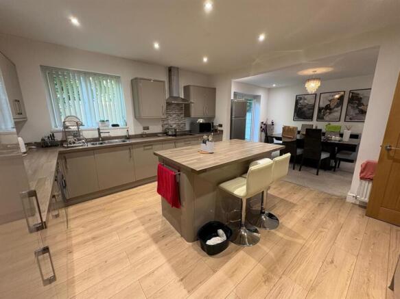 4 bed Detached for sale Image 9