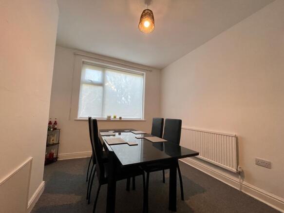 4 bed Semi-Detached to rent Image 4