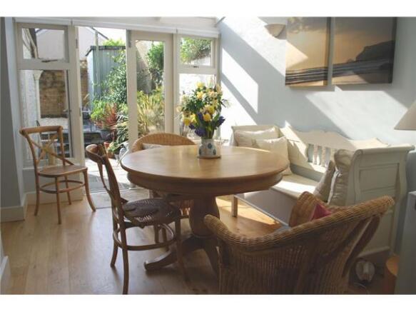 GARDEN/DINING ROOM