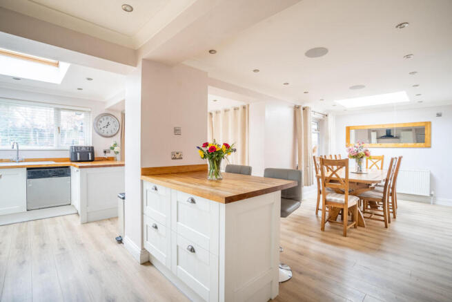 5 bed Semi-Detached for sale Image 6